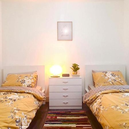 Deluxe Private Room In Manor Park London Bagian luar foto