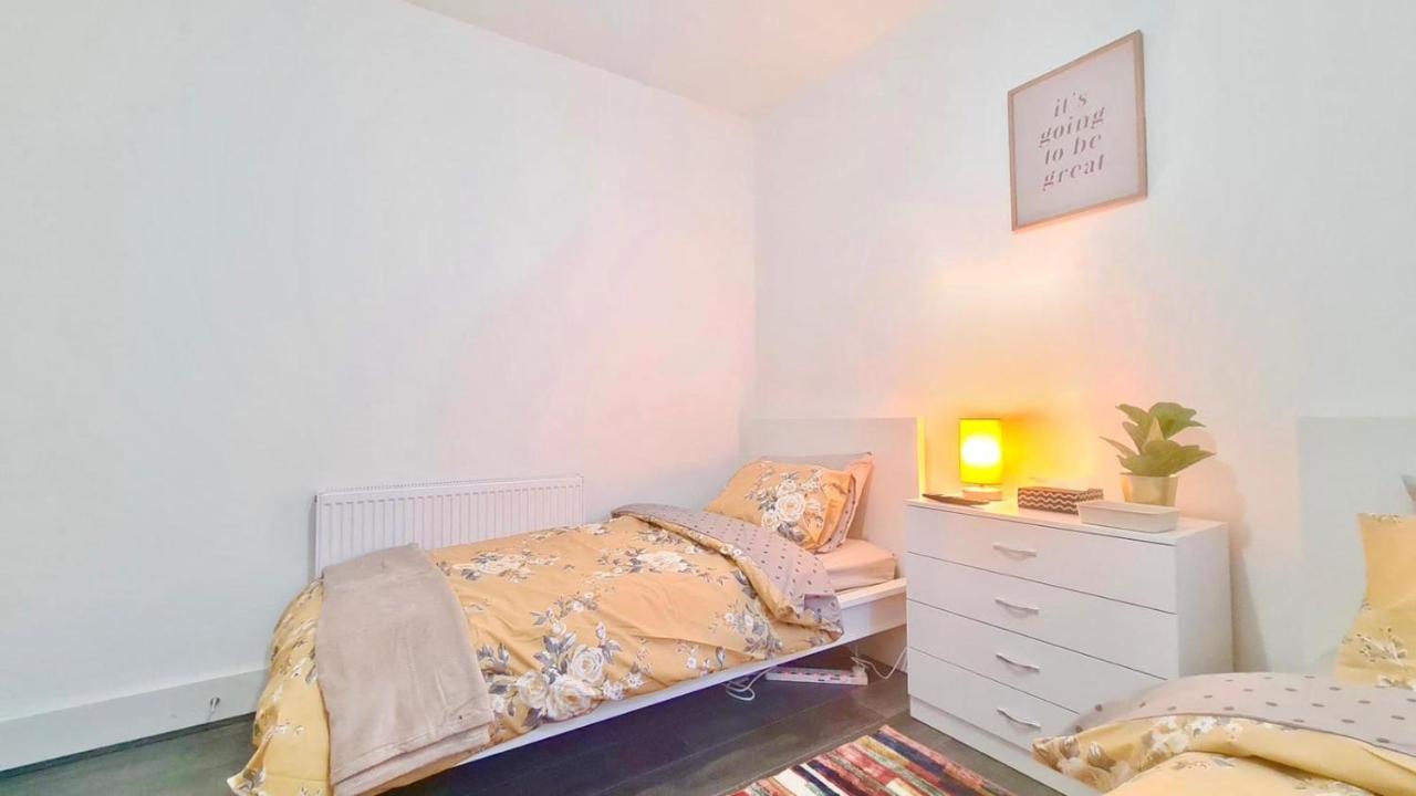 Deluxe Private Room In Manor Park London Bagian luar foto
