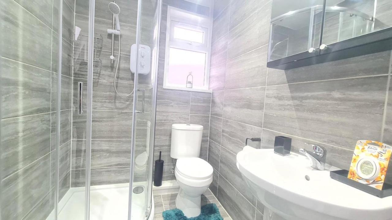 Deluxe Private Room In Manor Park London Bagian luar foto