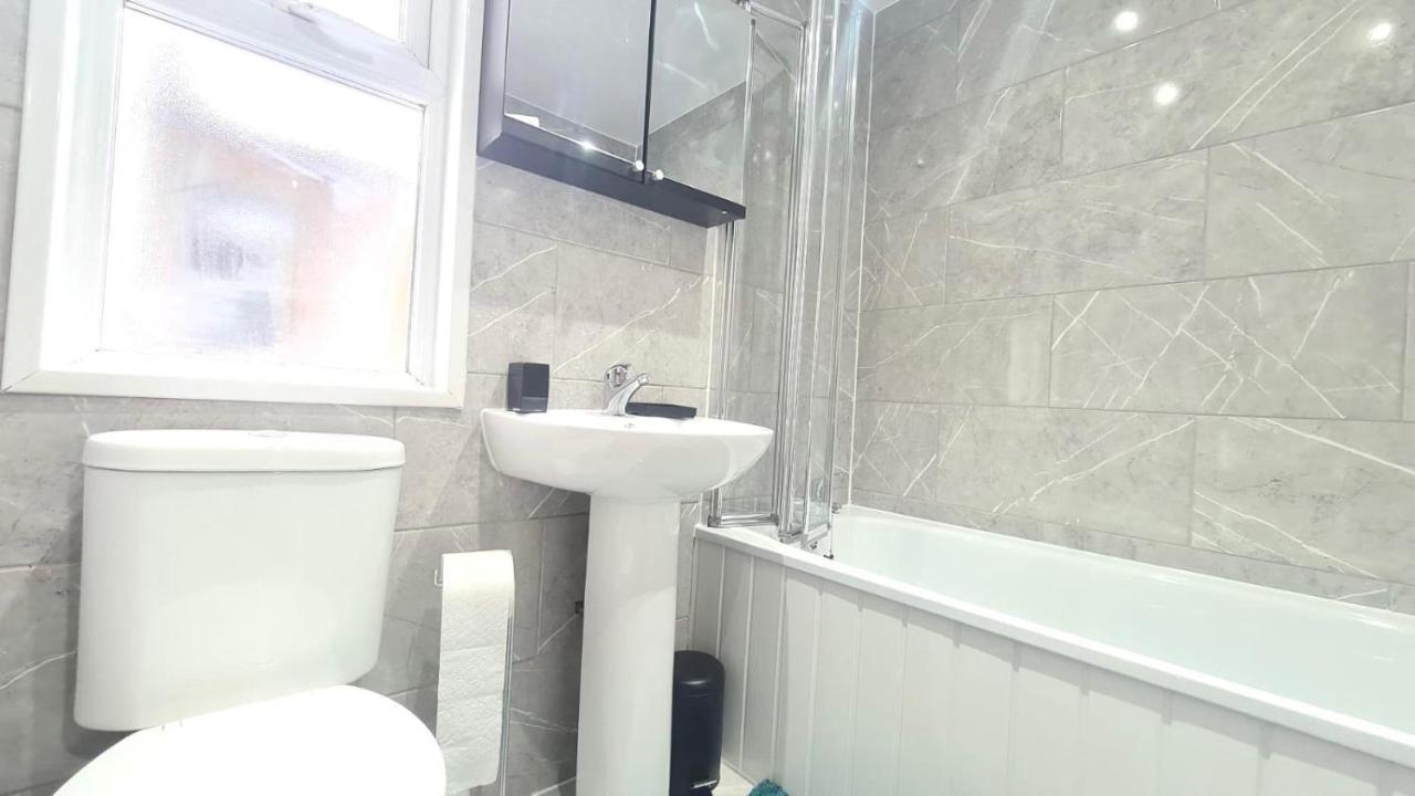 Deluxe Private Room In Manor Park London Bagian luar foto
