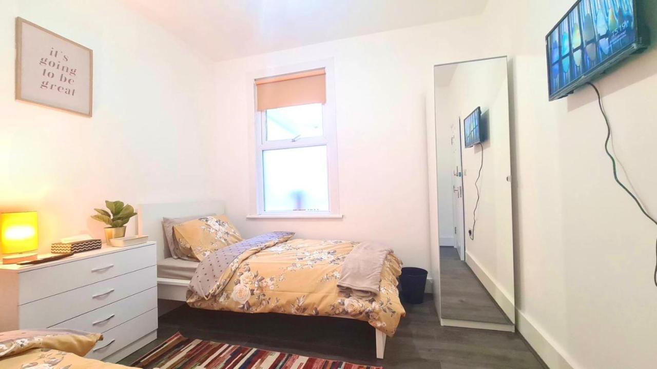 Deluxe Private Room In Manor Park London Bagian luar foto
